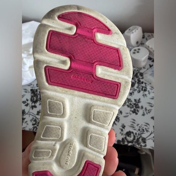 Stride Rite made to play Pink and Neon Yellow Kids sneakers - Picture 13 of 13